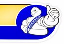 Logo maskota Michelin na modrém a žlutém pozadí s palcem nahoru.