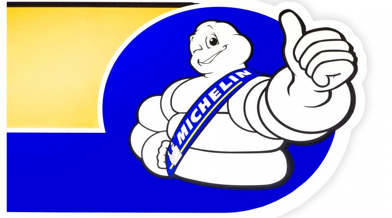 Logo maskota Michelin na modrém a žlutém pozadí s palcem nahoru.