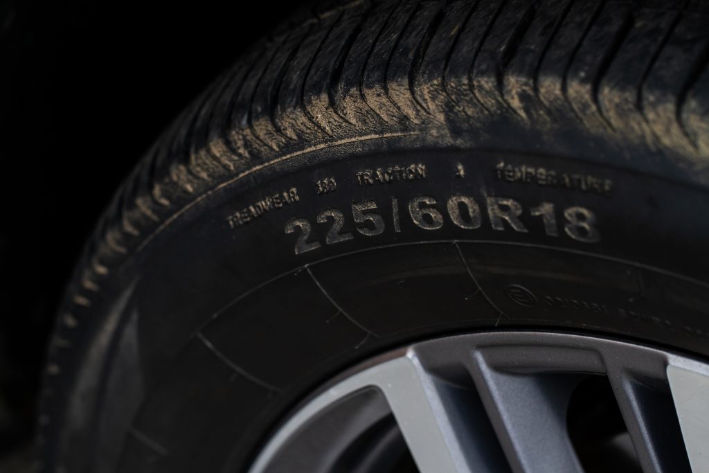 černá pneumatika s označením 225/60R18
