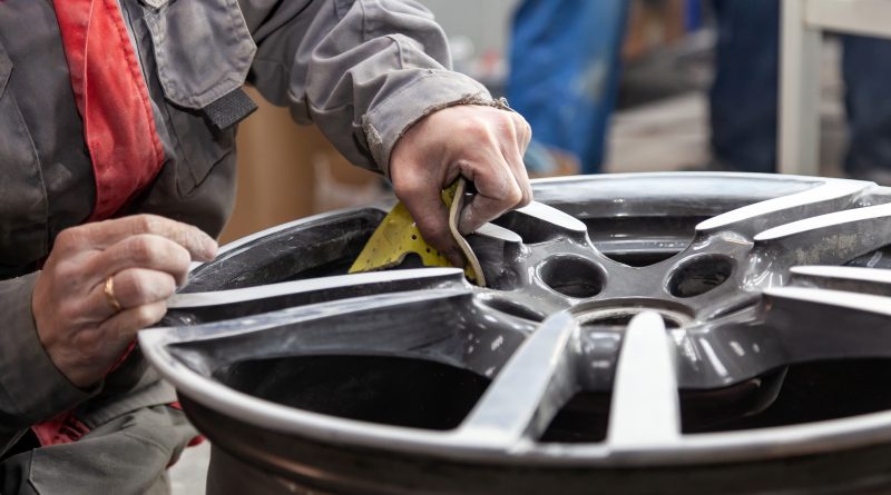 Automechanik opravuje disk z osobního vozidla